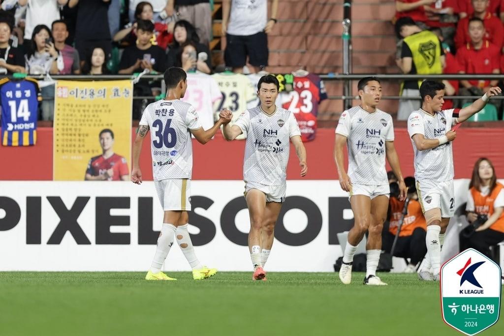 본문 이미지 - 김천이 포항을 2-1로 꺾었다.(한국프로축구연맹 제공) 