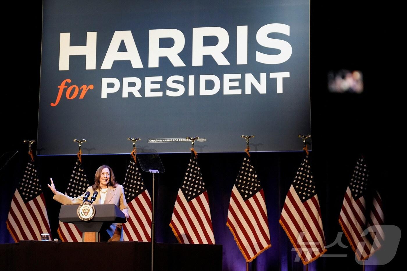 본문 이미지 - 27일(현지시간) 미국 메사추세츠주에서 카멀라 해리스 부통령이 대선 유세 연설을 하고 있다. 2024.07.27. ⓒ 로이터=뉴스1 ⓒ News1 권진영 기자