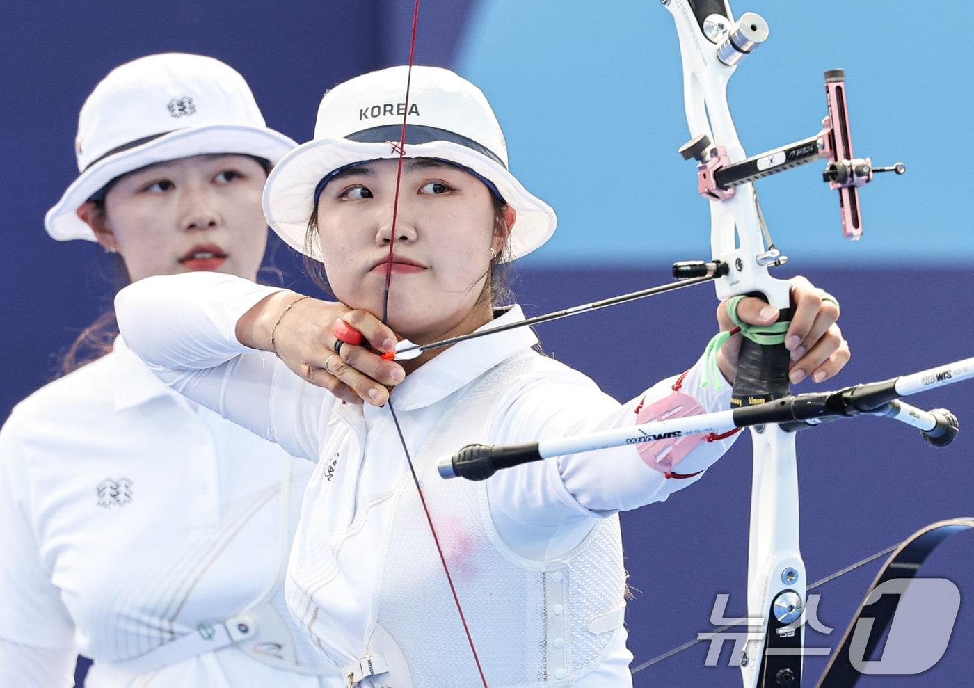 본문 이미지 - 대한민국 양궁대표팀 남수현이 28일(한국시간) 프랑스 파리 레쟁발리드 특설 사로에서 열린 2024 파리올림픽 양궁 여자 단체전 네덜란드와의 준결승전에서 활시위를 당기고 있다. 2024.7.28/뉴스1 ⓒ News1 이동해 기자