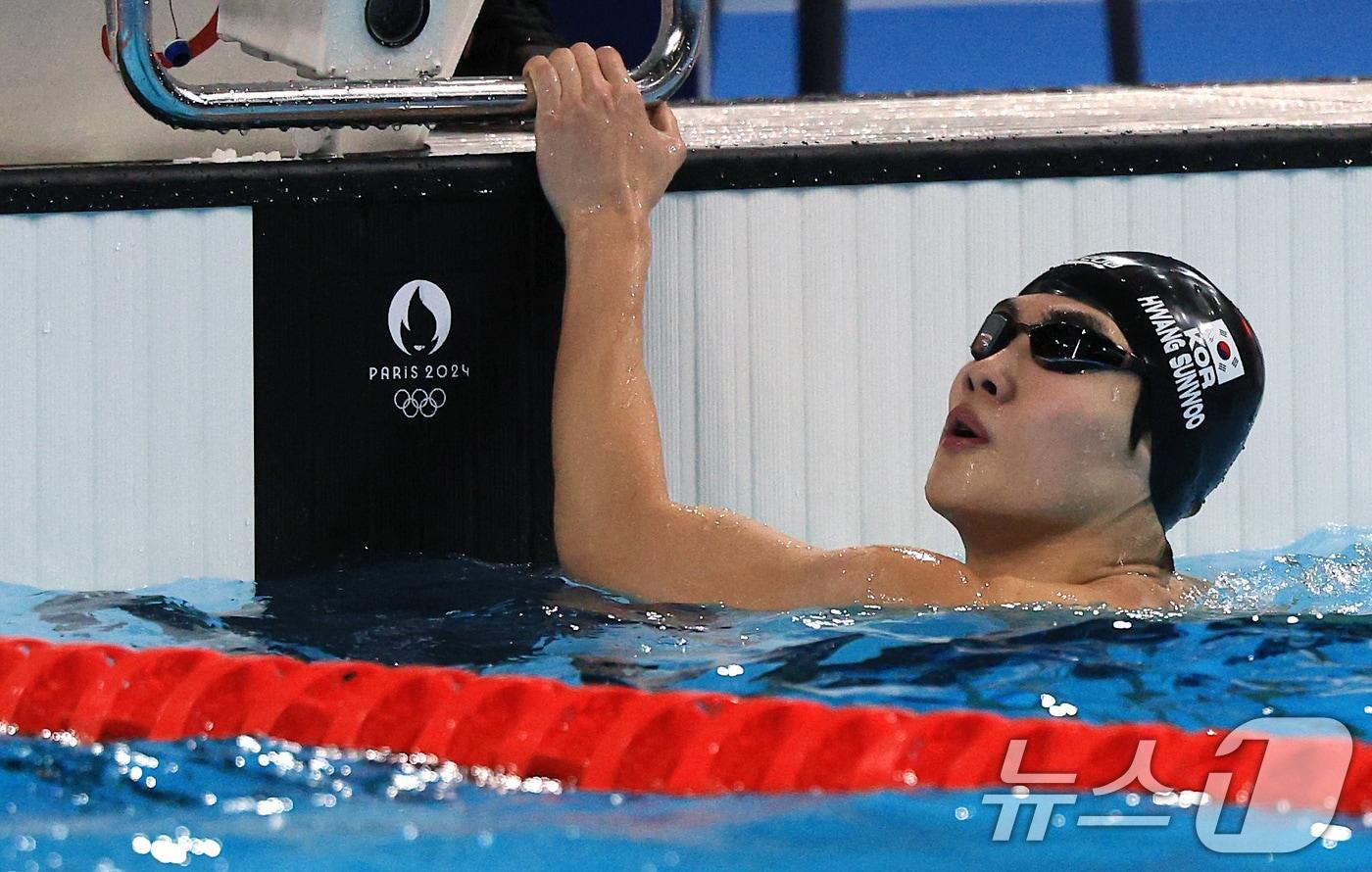 대한민국 수영대표팀 황선우 선수가 29일&#40;한국시간&#41; 프랑스 파리 라 데팡스 아레나에서 열린 남자 200m 자유형 준결승 경기 후 기록을 확인하고 있다.  황선우는 1분 45.92초로 9위, 김우민은 1분 46.58초로 12위를 기록하며 결선 진출에 고배를 마셨다. 2024.7.29/ⓒ News1 박정호 기자