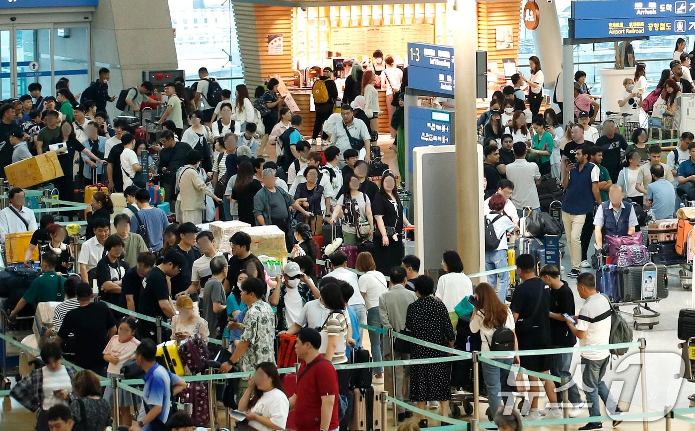 본문 이미지 - 인천국제공항 1터미널이 해외여행을 떠나는 여행객들로 북적이고 있다. /뉴스1 ⓒ News1 권현진 기자