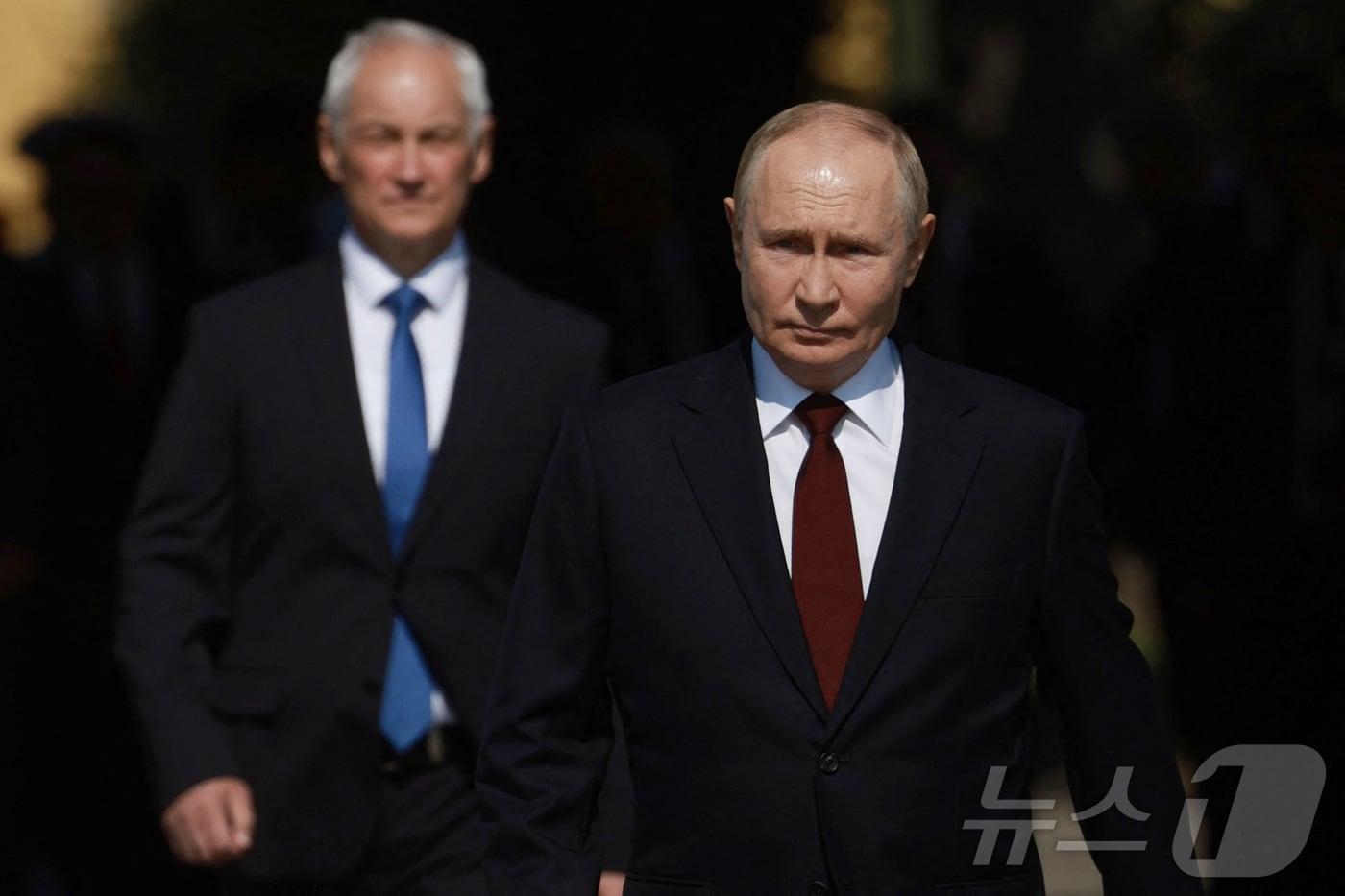 블라디미르 푸틴 러시아 대통령이 지난 7월 28일 (현지시간) 상트페테르부르크에서 열린 해군의 날 기념식 퍼레이드를 안드레이 벨로우소프 국방장관과 도착을 하고 있다. 2024.07.29 ⓒ AFP=뉴스1 ⓒ News1 우동명 기자