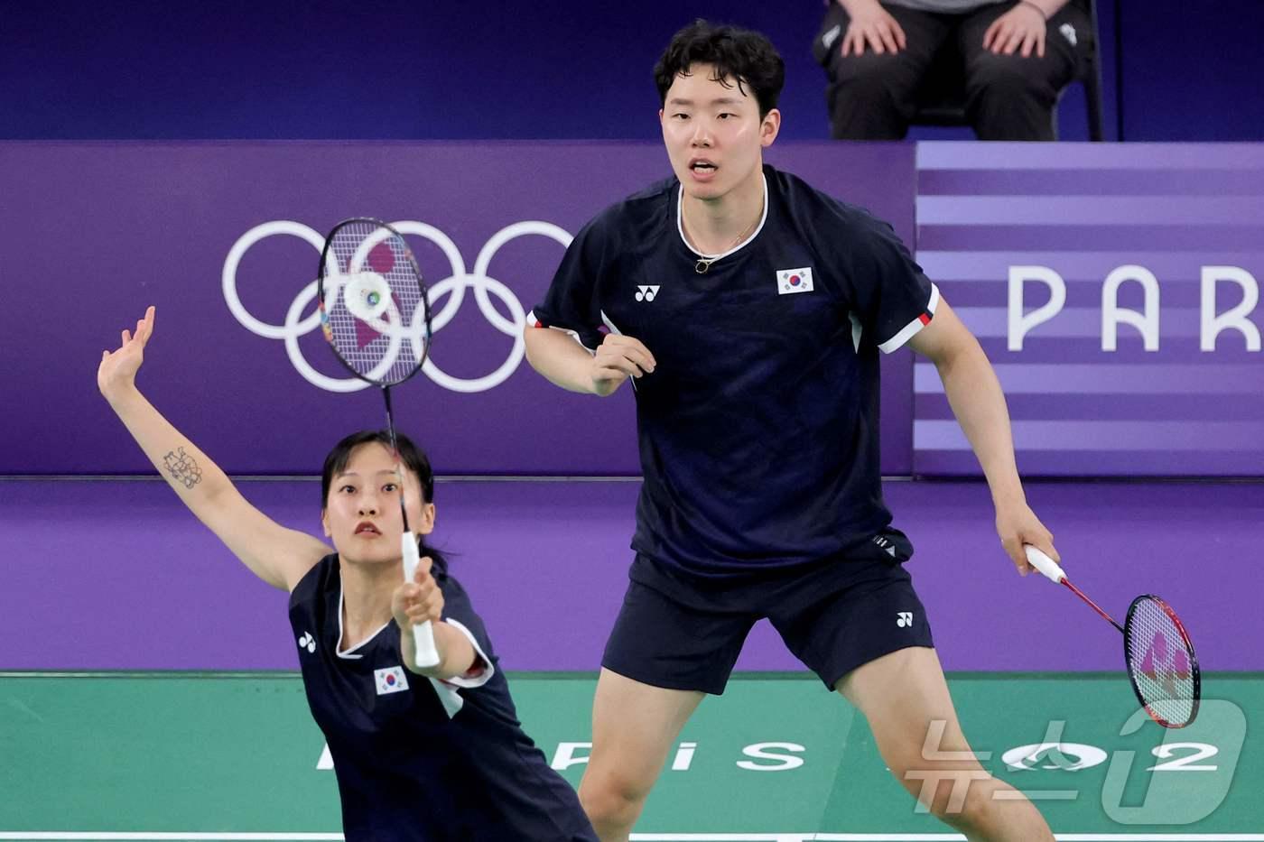 28일(현지시각) 프랑스 파리 아레나 포르트 드 라 샤펠에서 열린 2024 파리 올림픽 배드민턴 혼합 복식 조별예선 2차전 네덜란드와의 경기에서 대한민국 배드민턴 대표팀 채유정(왼쪽)이 셔틀콕을 받아내고 있다. 2024.07.28. ⓒ AFP=뉴스1 ⓒ News1 김종훈 기자