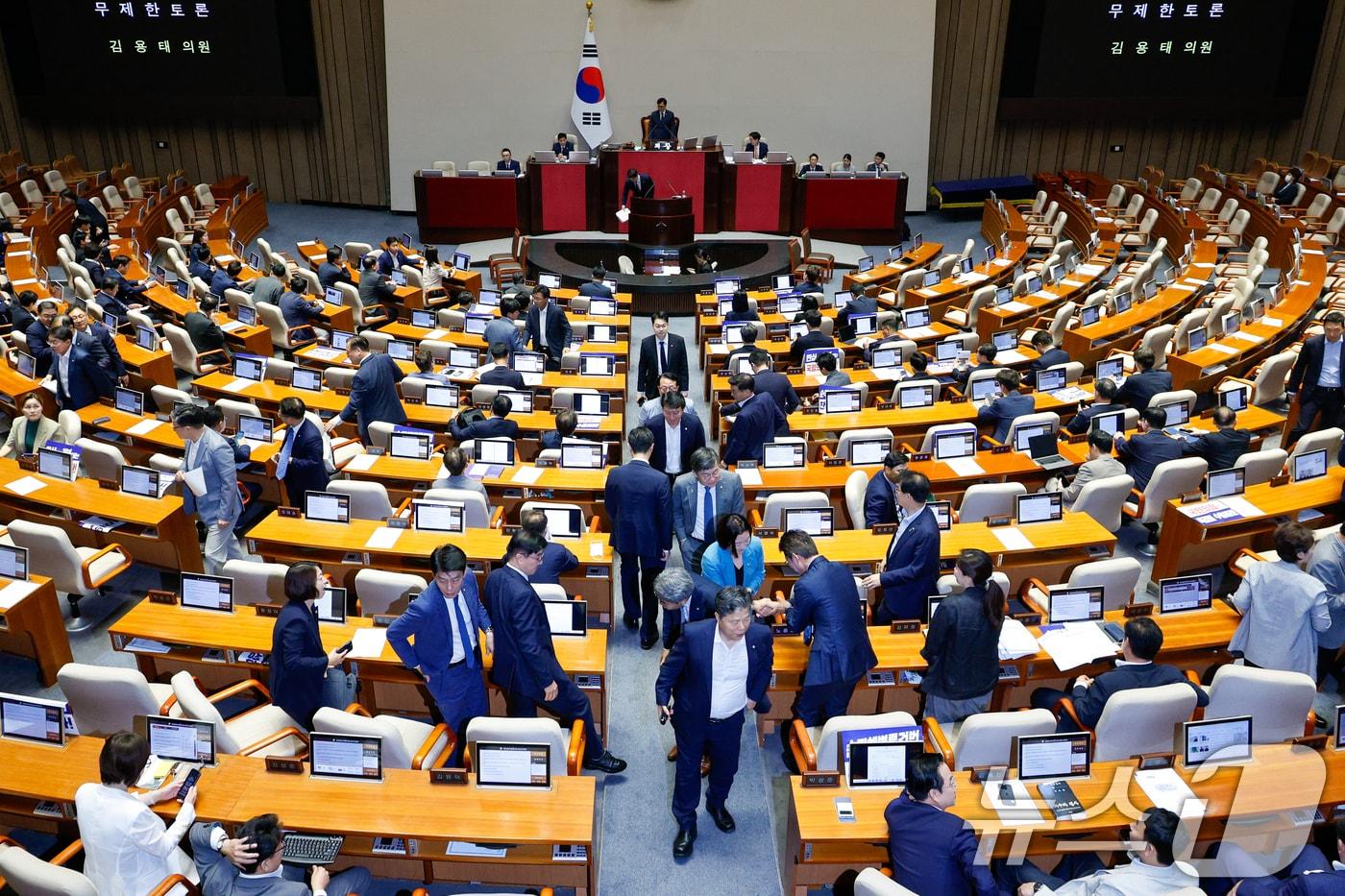 본문 이미지 - 김용태 국민의힘 의원이 29일 오전 서울 여의도 국회 본회의장에서 '방송 4법' 중 마지막 법안인 한국교육방송공사법(EBS법) 개정안에 반대하는 무제한 토론(필리버스터)을 하자 일부 야당 의원들이 퇴장하고 있다. 2024.7.29/뉴스1 ⓒ News1 안은나 기자