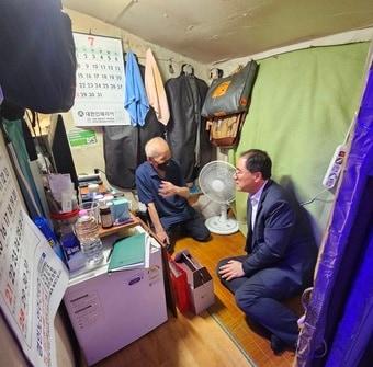 본문 이미지 - 남궁선 서울지방보훈청장이 재가대상자의 자택을 찾아 위문하고 있다.&#40;서울지방보훈청 제공&#41;