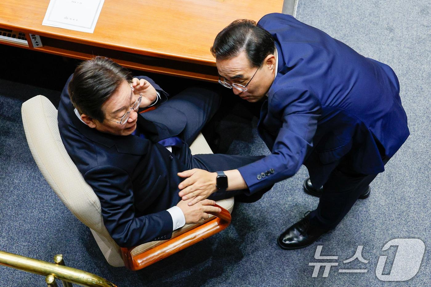 2024년 7월 29일 당시 이재명 더불어민주당 의원&#40;왼쪽&#41;과 박홍근 의원이 서울 여의도 국회 본회의장에서 &#39;방송 4법&#39; 중 방송문화진흥회법&#40;방문진법&#41; 개정안 투표를 마친 뒤 대화하고 있는 모습. 2024.7.29/뉴스1 ⓒ News1 안은나 기자