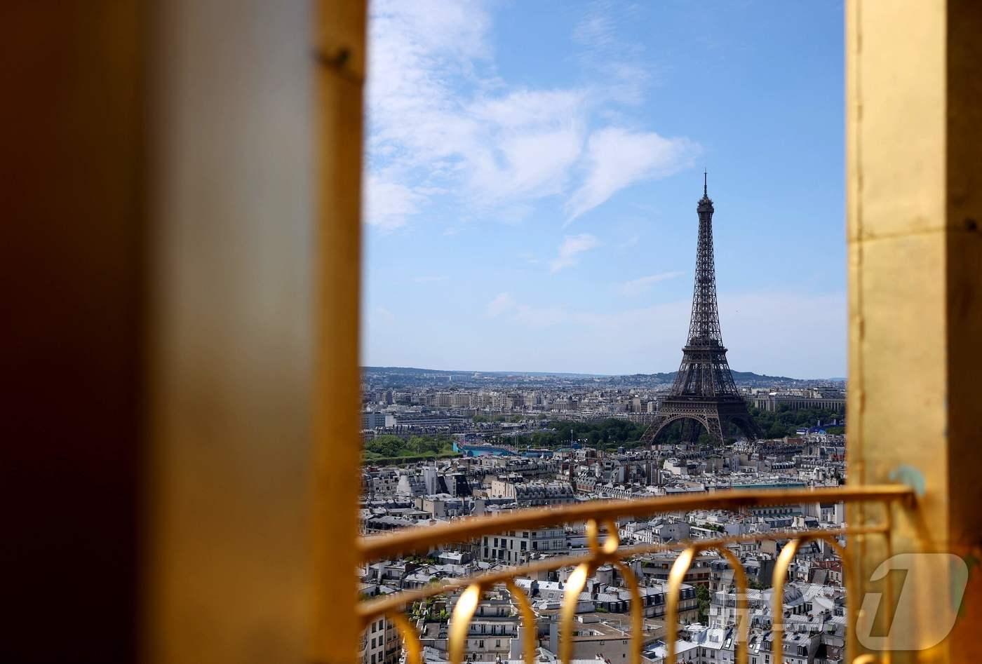 28일(현지시간) 2024 파리 올림픽이 열리는 기간 프랑스 파리의 한 호텔에서 에펠탑과 유도와 레슬링 경기가 열리는 샹 드 마르스 아레나가 보이는 모습. 2024.07.28. ⓒ AFP=뉴스1 ⓒ News1 김종훈 기자