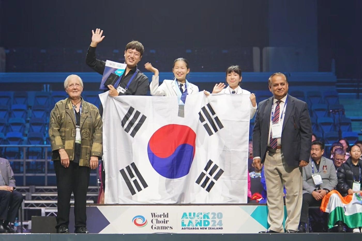 본문 이미지 - 20일 어린이합창단 '위자드콰이어'가 제13회 세계합창대회 어린이 합창 부문 챔피언 경연 시상식에서 은메달을 수상했다.(위자드콰이어 제공)