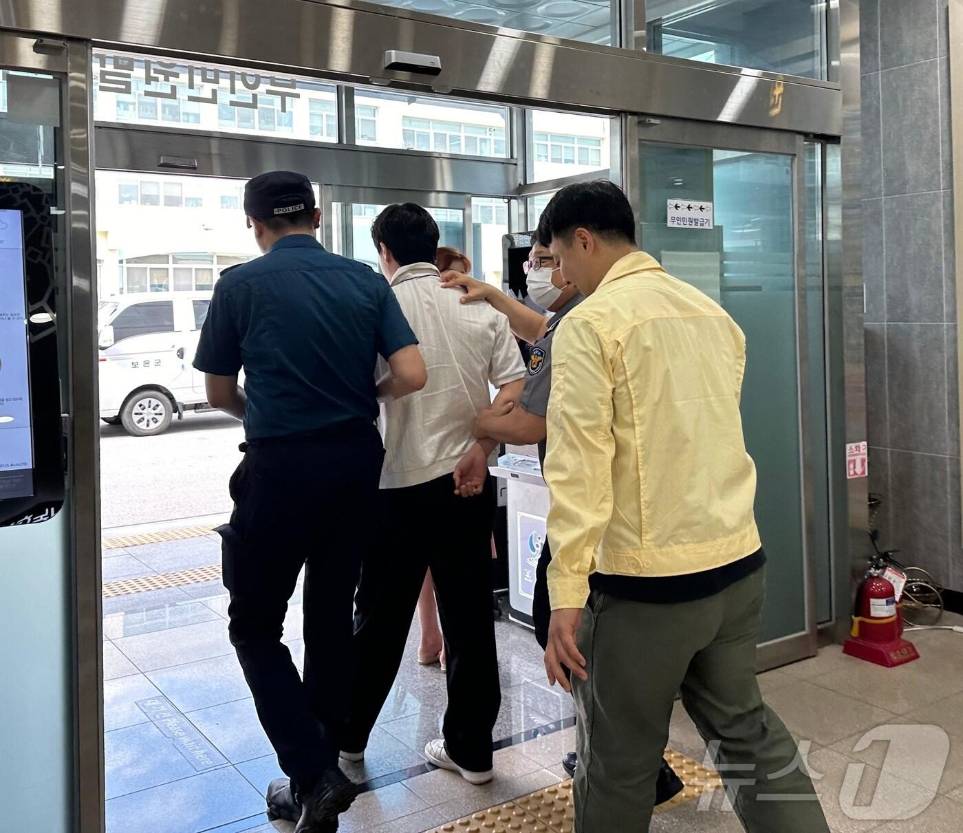 본문 이미지 - 보은군은 지난 26일 군청 민원실에서  '하반기 특이 민원 발생 비상 대응 모의훈련'을 했다. 사진은 특이 민원인을 인계하는 장면 (보은군 제공) /뉴스1