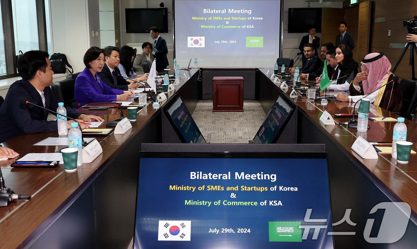 중소벤처기업부가 지난해 7월 서울 여의도 기술보증기금 서울지역본부에서 마지드 빈 압둘라 알까사비&#40;Majid bin Abdullah AlQasabi&#41; 사우디아라비아 상무부 장관과 양자회담을 하고 있다. &#40;사진은 기사 내용과 무관함&#41; 2024.7.29/뉴스1 ⓒ News1 장수영 기자