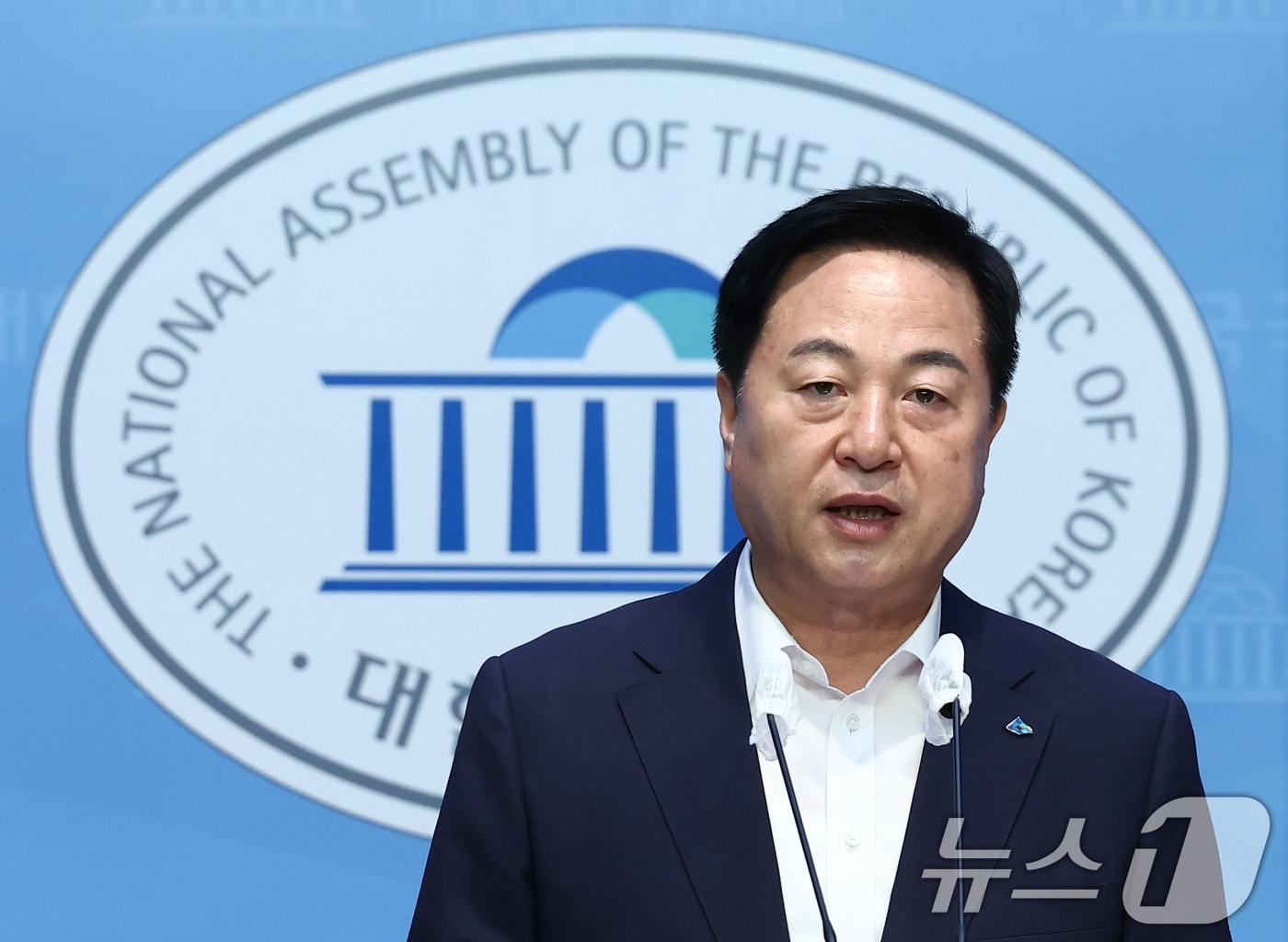 본문 이미지 - 김두관 더불어민주당 대표 후보가 29일 오전 서울 여의도 국회 소통관에서 민생 경제 제안 기자회견을 하고 있다. 2024.7.29/뉴스1 ⓒ News1 김민지 기자