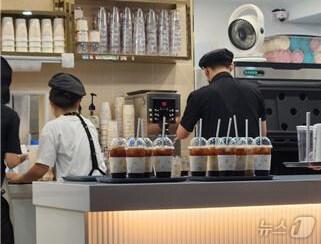 본문 이미지 - 광주시청 내 1층 이룸카페에서 일회용컵을 사용하는 모습. &#40;광주환경운동연합 제공&#41;/뉴스1