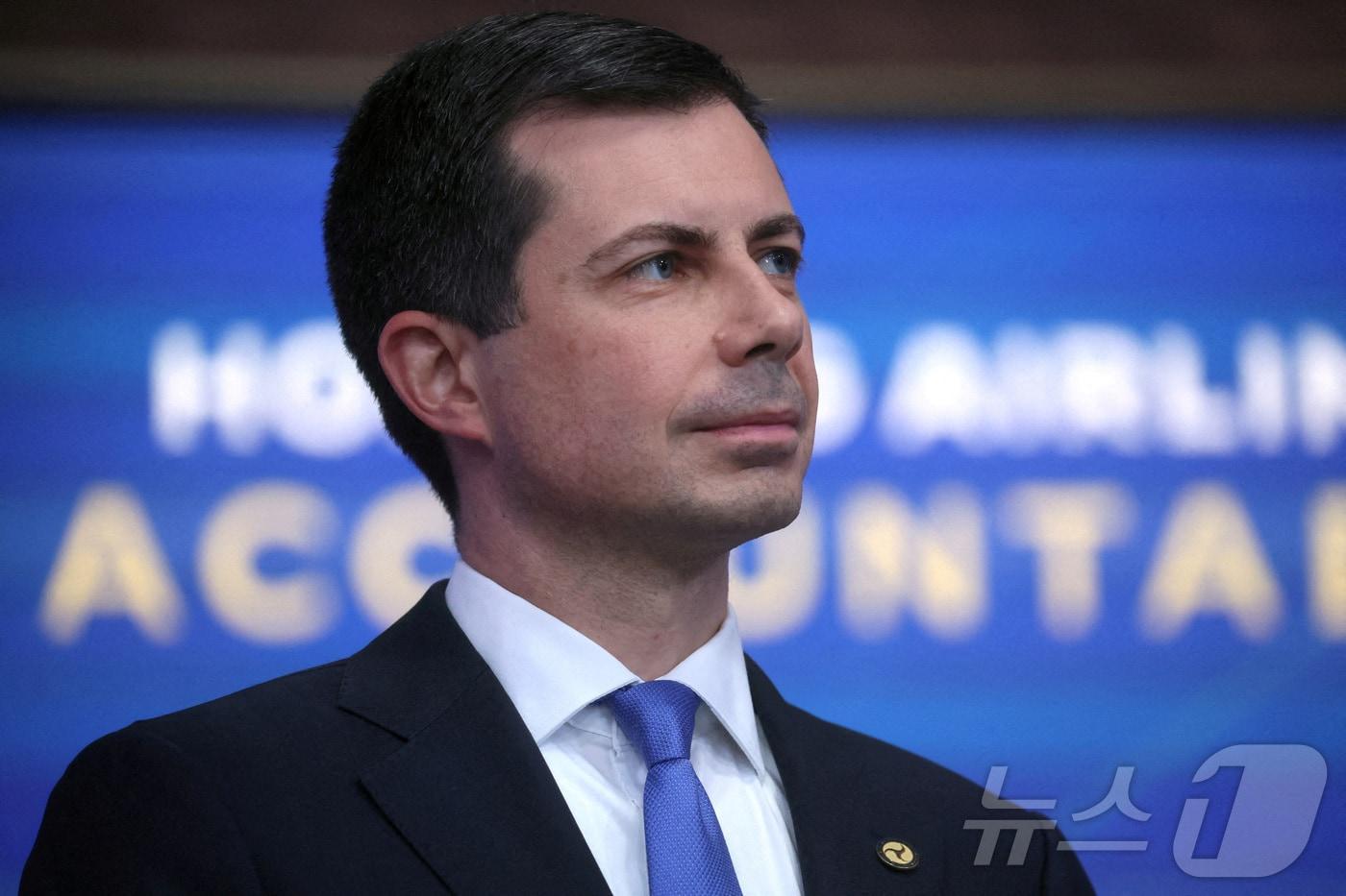 본문 이미지 - 지난해 5월 8일(현지시간) 백악관 내 사우스 코트 강당에서 피트 부티지지 미국 교통부 장관이 조 바이든 대통령이 항공 산업과 소비자 보호에 대해 이야기하는 것을 듣고 있는 모습. 2023.05.08. ⓒ 로이터=뉴스1 ⓒ News1 김종훈 기자