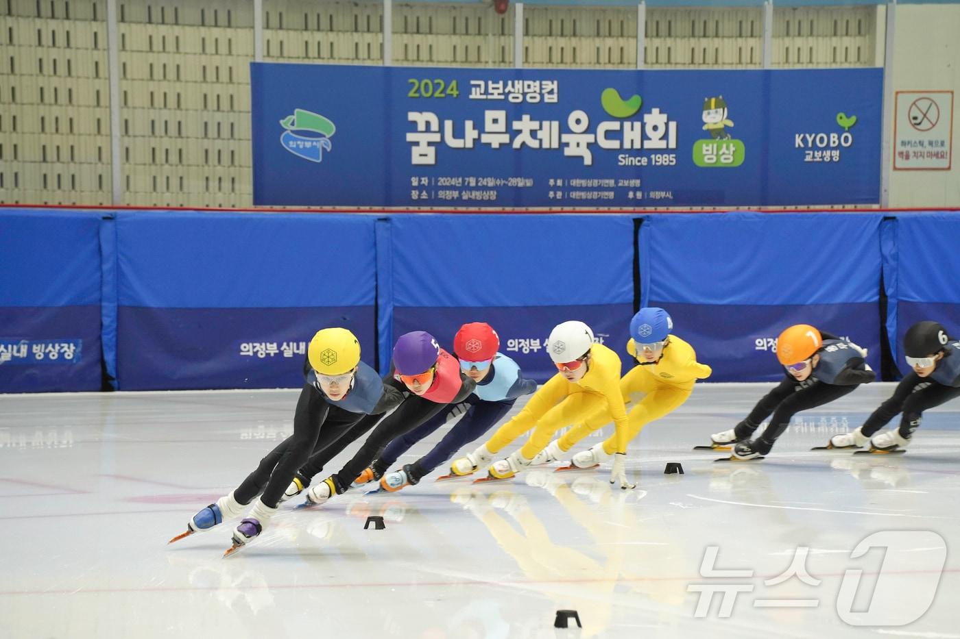 본문 이미지 - 지난 24~28일 의정부 실내빙상장에서 열린 교보생명컵 꿈나무체육대회 빙상 경기에서 유소년 선수들이 한판 승부를 펼치고 있다/사진제공=교보생명