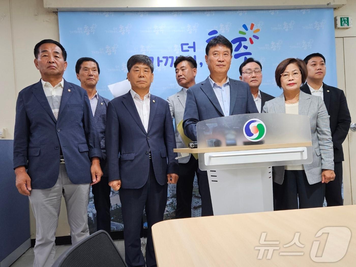 본문 이미지 -  29일 충북 충주시의회 국민의힘 소속 시의원들이 충주시청에서 기자회견을 열어 김낙우 의장이 불출마 약속을 지키지 않았다며 사퇴를 요구하고 있다.2024.7.29/뉴스1