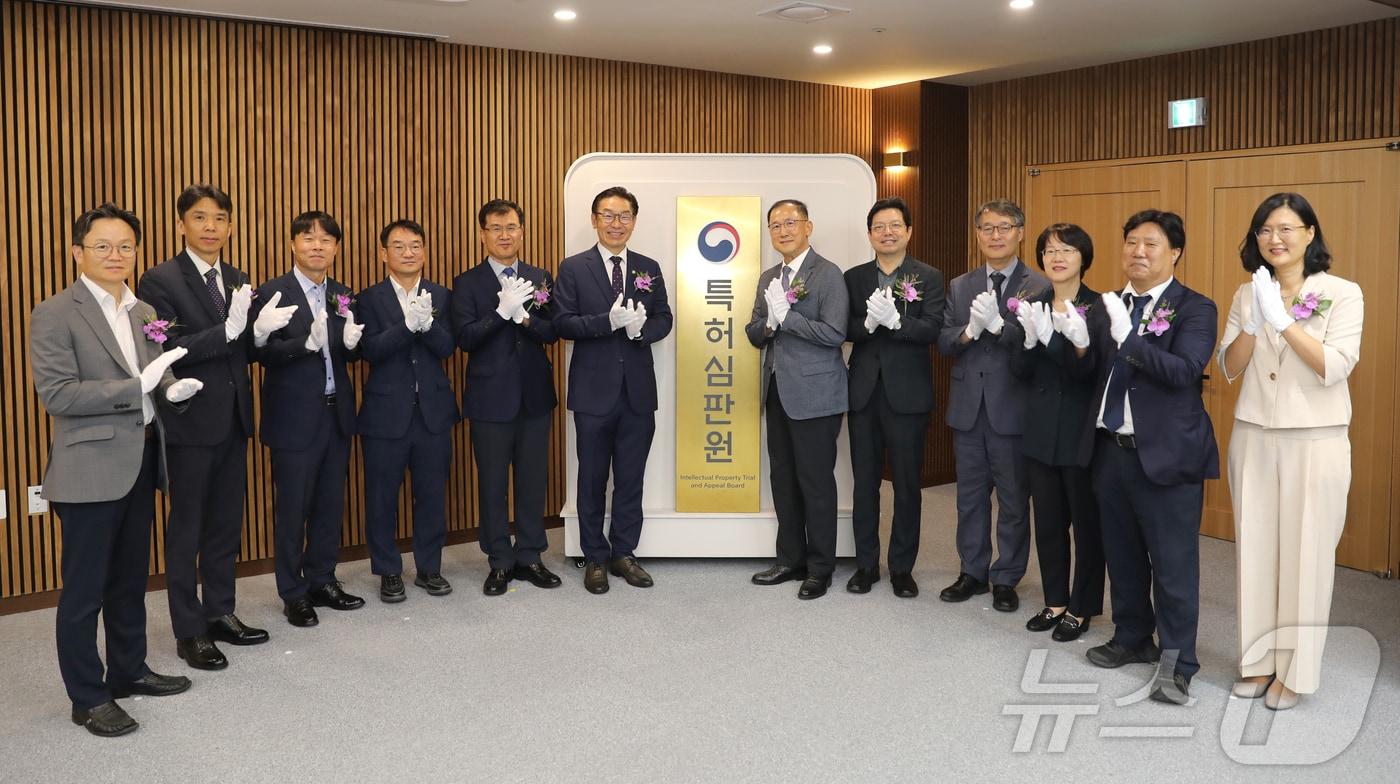 본문 이미지 - 김완기 특허청장(왼쪽에서 6번째)이 현판식을 진행한 후 관계자들과 기념촬영을 하고 있다.(특허청 제공)/뉴스1