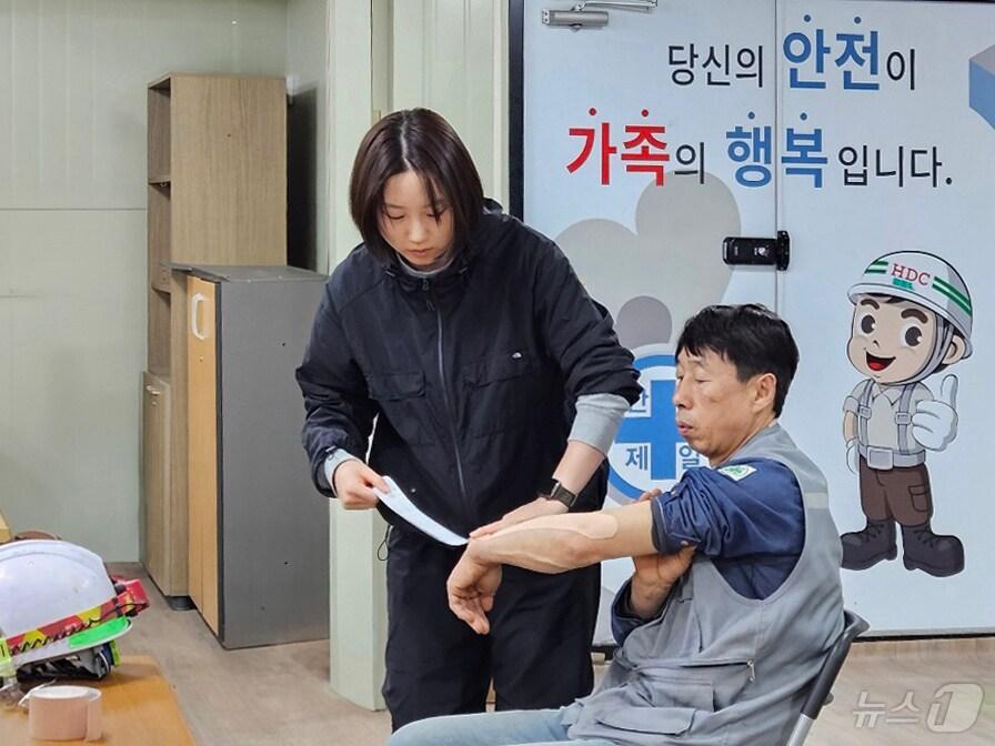 본문 이미지 - HDC현대산업개발이 이문아이파크자이 현장에서 근골격계질환 예방을 위해 올해 상반기부터 전문강사를 통한 테이핑 교육을 진행하고 있다.(HDC현대산업개발 제공)