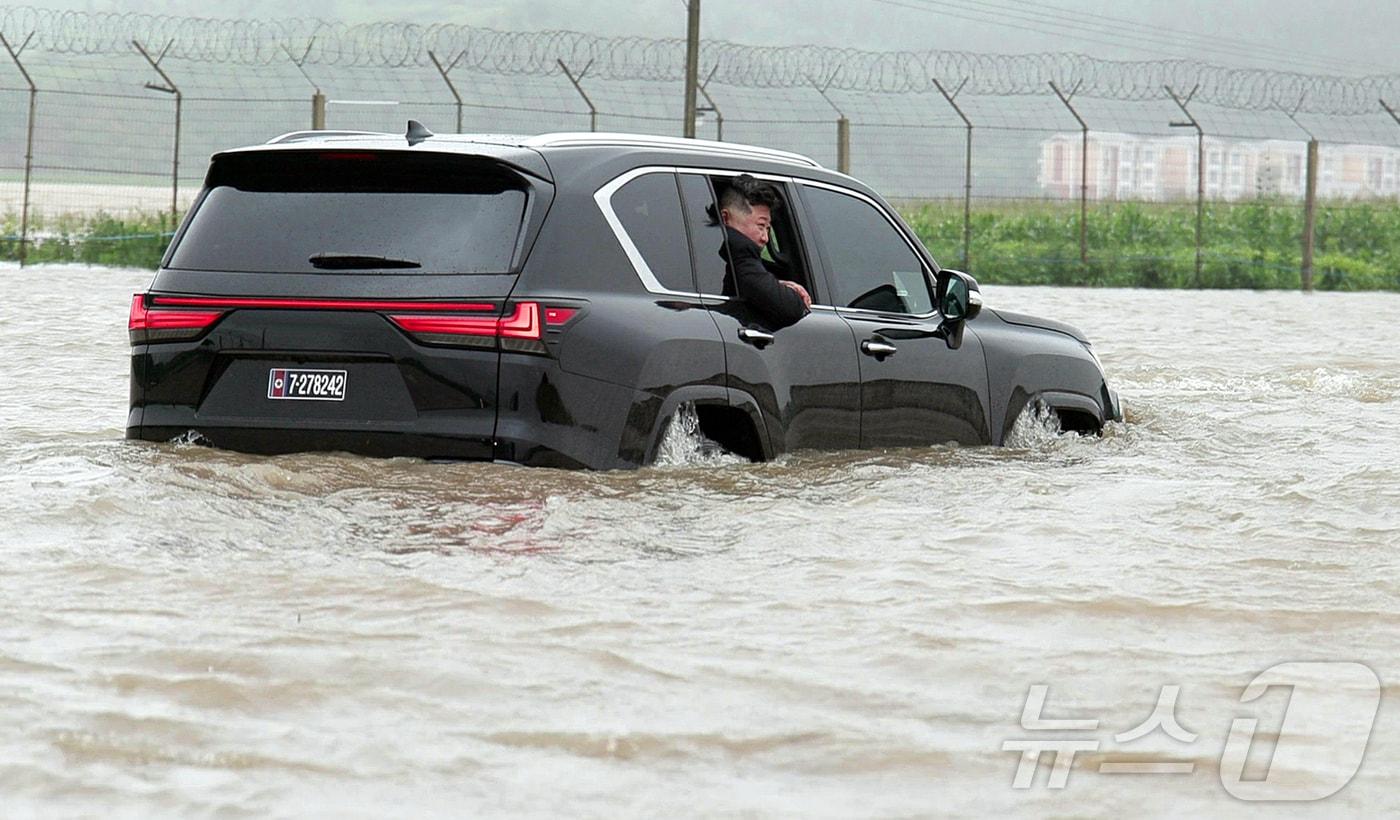 &#40;평양 노동신문=뉴스1&#41; =지난해  7월 김정은 북한 노동당 총비서가 평안북도 신의주시와 의주군의 수해 현장을 직접 방문한 모습 [국내에서만 사용가능. 재배포 금지. DB 금지. For Use Only in the Republic of Korea. Redistribution Prohibited] rodongphoto@news1.kr