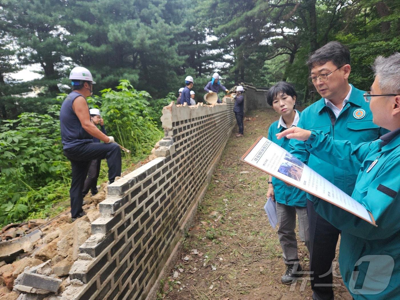 본문 이미지 - 최응천 국가유산청장이 29일 오후 호우로 외곽 담장이 훼손된 경기도 소재의 사적 ‘남양주 홍릉과 유릉’을 방문해 긴급보수 현장을 점검하고 있다. (국가유산청 제공) 2024.7.29/뉴스1