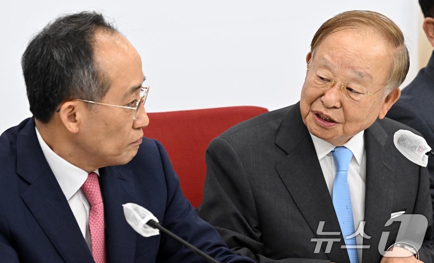 본문 이미지 - 추경호 국민의힘 원내대표와 손경식 한국경영자총협회장이 29일 오후 서울 여의도 국회 원내대표실에서 노조법 개정과 관련한 간담회를 하고 있다. (공동취재) 2024.7.29/뉴스1 ⓒ News1 김민지 기자