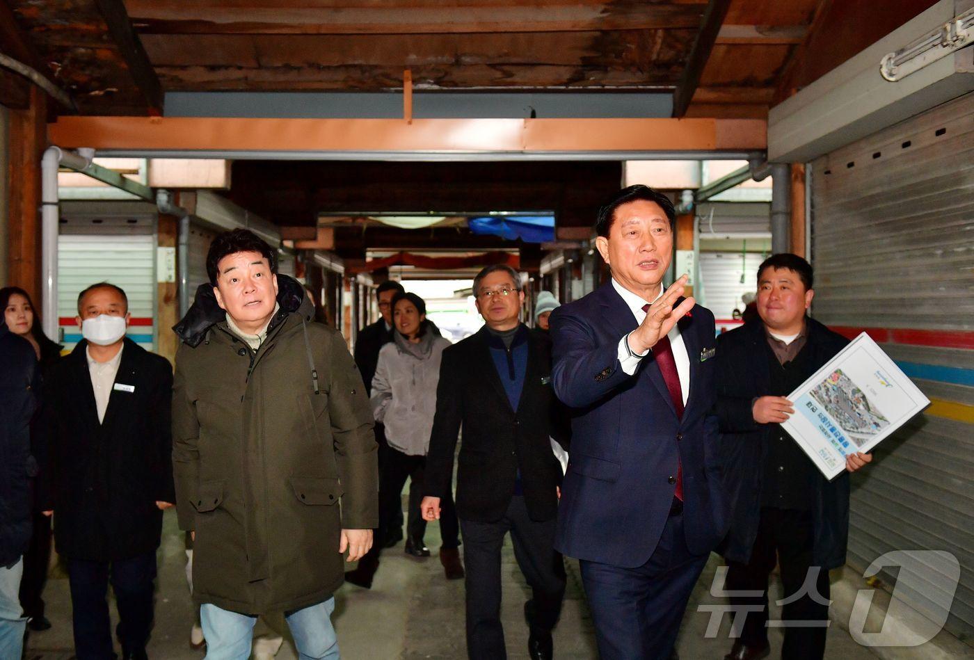 지난해 12월 백종원 더본코리아 대표가 김한종 전남 장성군수와 1964년 개장한 장성 전통시장인 황룡전통시장을 둘러보고 있다.&#40;장성군 제공. 재배포 및 DB 금지&#41;2024.7.29./뉴스1