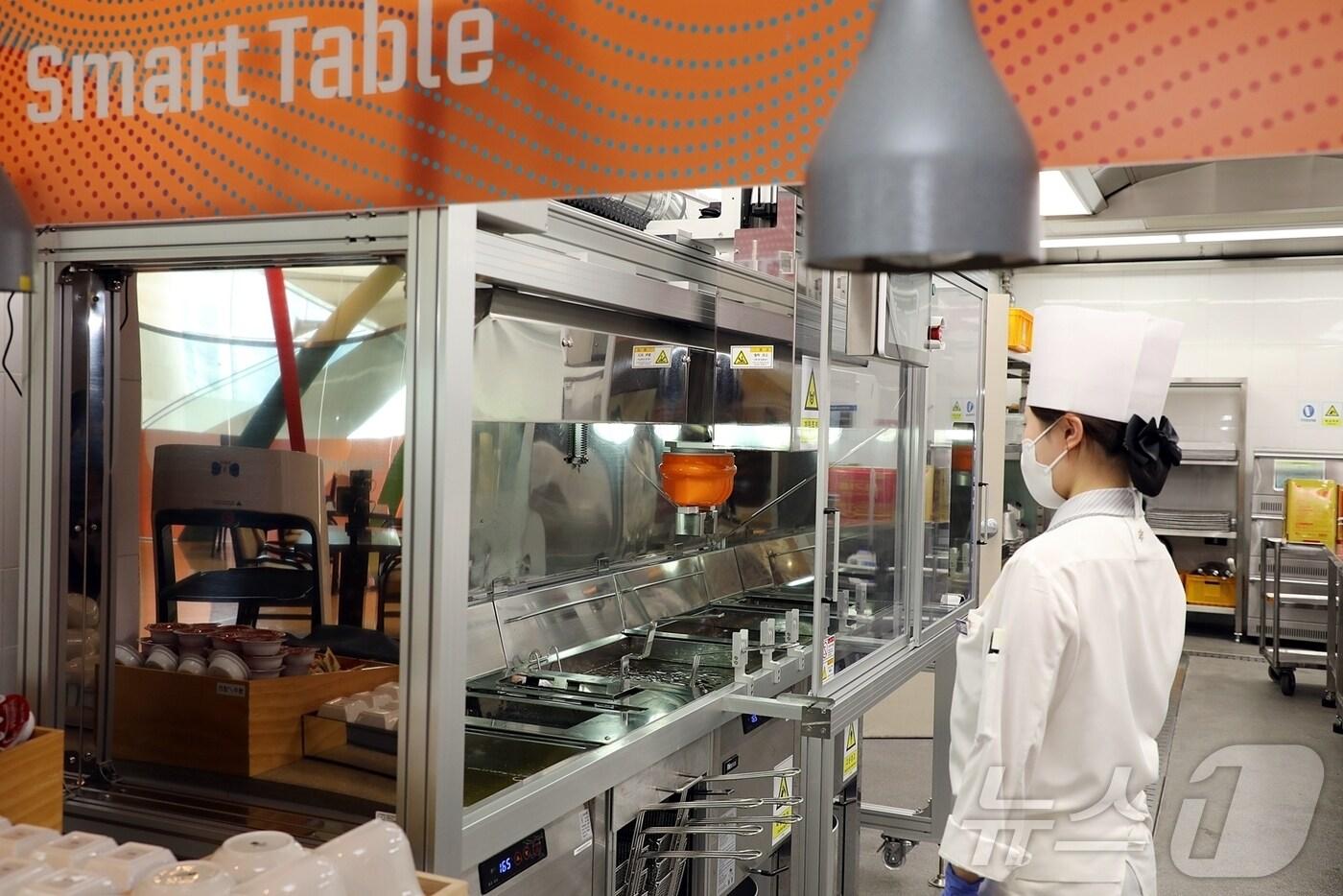 하이원 '스마트테이블' 조리로봇.(강원랜드 제공)