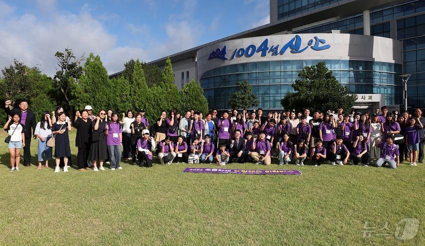 본문 이미지 - 29일 신안군 초등학생 뉴질랜드 어학연수 참가전 기념촬영 (신안군 제공)/뉴스1 