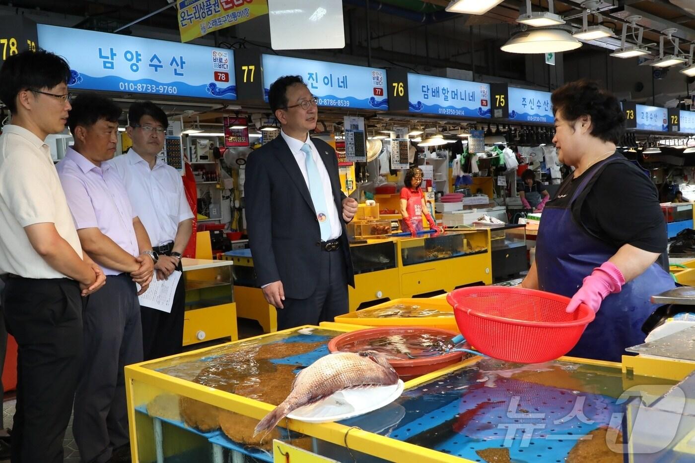 정승윤 국민권익위 부위원장 겸 사무처장이 29일 인천 소래포구 전통어시장에서 청탁금지법 음식물 가액범위 상향 관련 상인들의 의견을 청취하고 있다. &#40;국민권익위 제공&#41; 2024.7.29/뉴스1