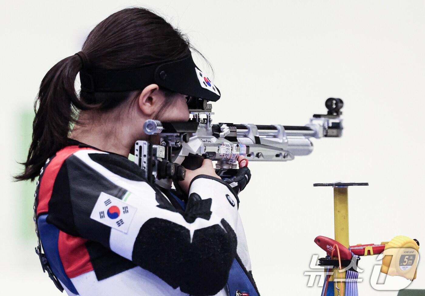 대한민국 사격 대표팀 반효진이 29일(한국시간) 프랑스 샤토루 슈팅 센터에서 열린 2024 파리올림픽 사격 공기소총 10m 여자 결선에서 사격을 하고 있다. 2024.7.29/뉴스1 ⓒ News1 이동해 기자