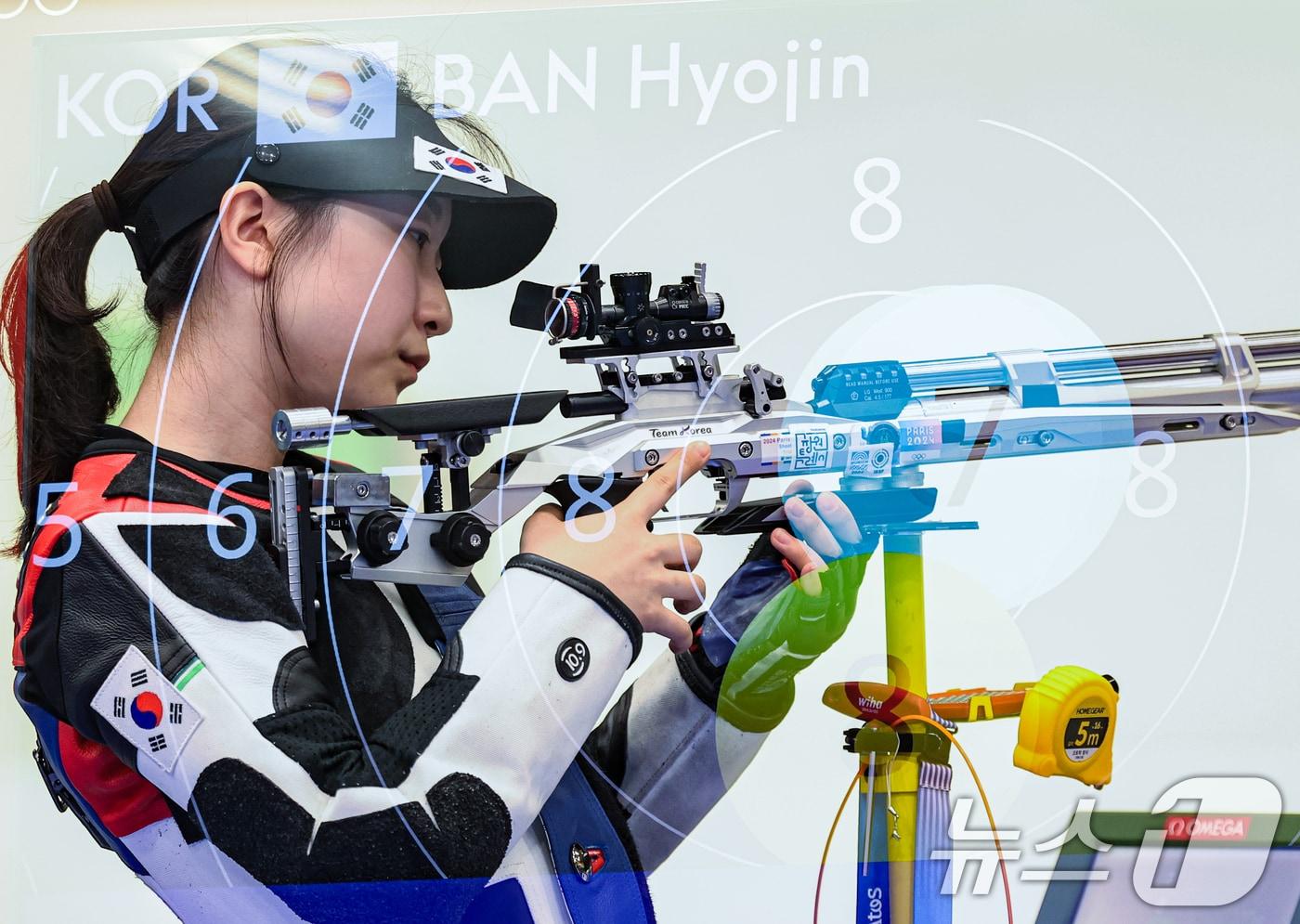 대한민국 사격 대표팀 반효진이 29일(한국시간) 프랑스 샤토루 슈팅 센터에서 열린 2024 파리올림픽 사격 공기소총 10m 여자 결선에서 사격을 하고 있다. (다중노출) 2024.7.29/뉴스1 ⓒ News1 이동해 기자