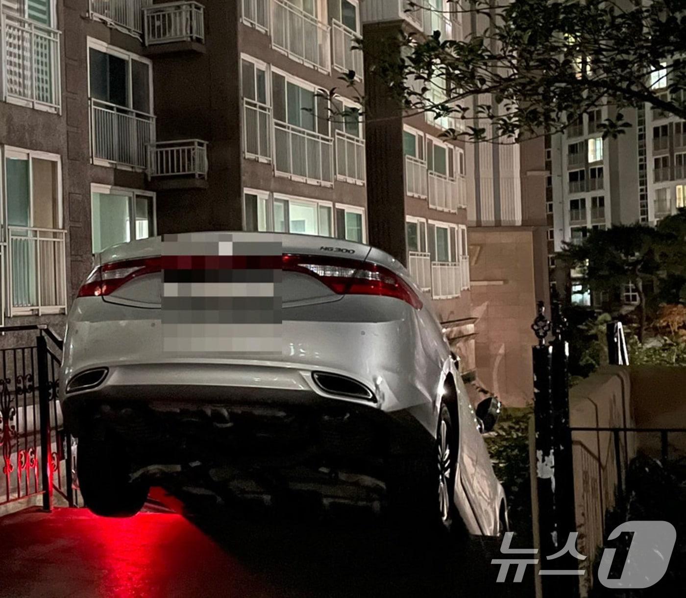 본문 이미지 - 지난 27일 만취 운전하다 아파트 단지 내 계단으로 올라탄 60대 차량의 모습.(독자 제공)2024.7.29/뉴스1