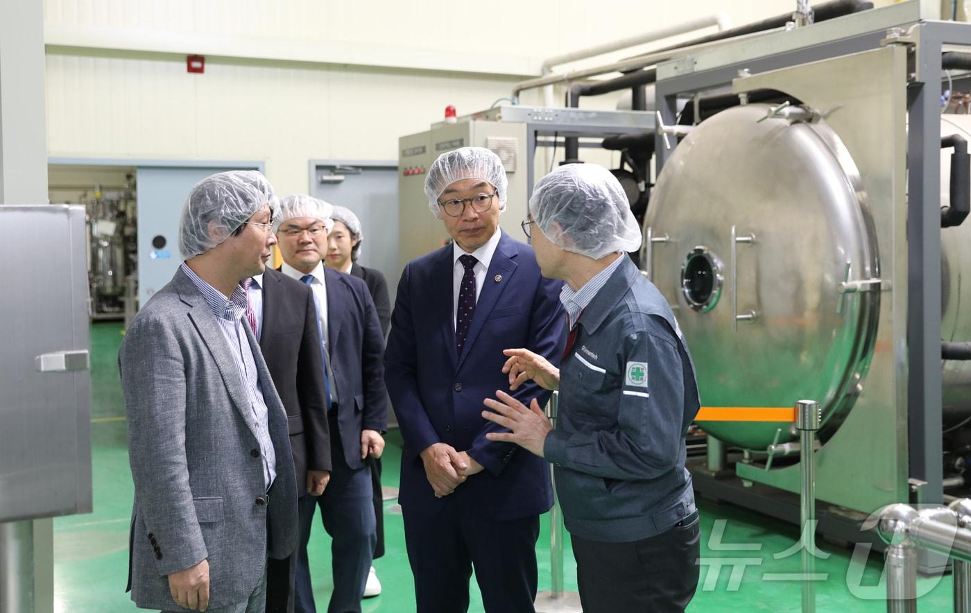 본문 이미지 - 김완기 특허청장(오른쪽에서 2번째)이 ㈜지에프퍼멘텍을 방문해 기업 현장을 둘러보고 있다.(특허청 제공)/뉴스1