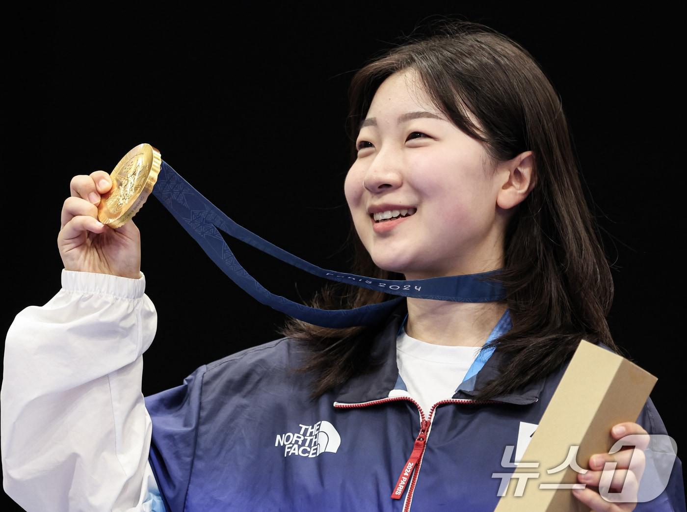 본문 이미지 - 대한민국 사격 대표팀 반효진이 29일(한국시간) 프랑스 샤토루 슈팅 센터에서 열린 2024 파리올림픽 사격 공기소총 10m 여자 시상식에서 금메달을 들어보이고 있다. 2024.7.29/뉴스1 ⓒ News1 이동해 기자