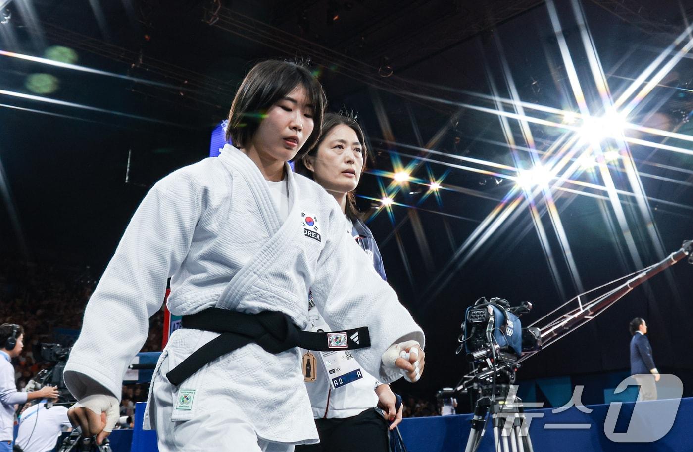 대한민국 유도대표팀 허미미 선수가 29일 오후 (한국시간) 프랑스 파리 샹 드 마르스 아레나에서 진행된 파리올림픽 유도 여자 -57kg 토너먼트 16강 이스라엘의 팀나 넬슨 레비 선수와의 경기에 입장하고 있다. 2024.7.29/뉴스1 ⓒ News1 박정호 기자