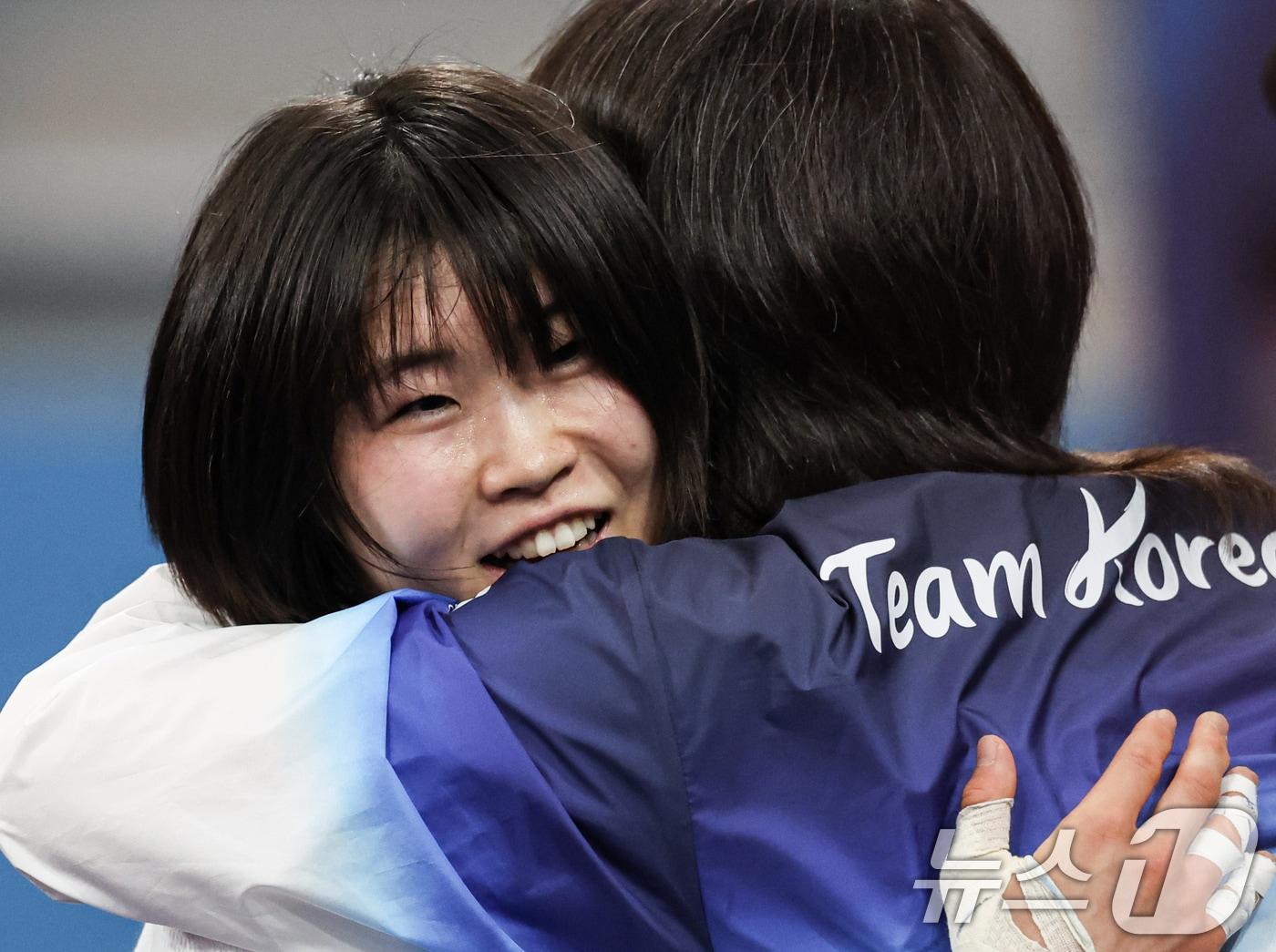 본문 이미지 - 대한민국 유도대표팀 허미미 선수가 29일 오후 (한국시간) 프랑스 파리 샹 드 마르스 아레나에서 진행된 파리올림픽 유도 여자 -57kg 토너먼트 8강 몽골의 르카그바토구 선수와의 경기에서 절반승 거둔 후 기뻐하고 있다. 2024.7.29/뉴스1 ⓒ News1 박정