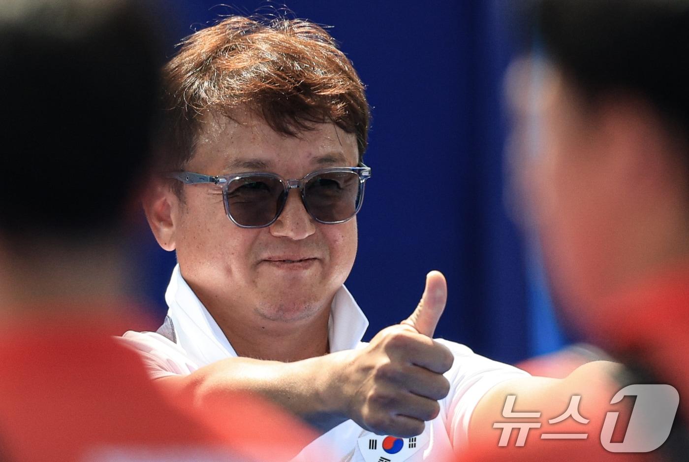 박성수 대한민국 남자 양궁대표팀 감독이 29일&#40;한국시간&#41; 프랑스 파리 레쟁발리드 특설 사로에서 열린 2024 파리올림픽 양궁 남자 단체전 일본과의 8강전에서 선수들에게 엄지를 들어보이고 있다. 2024.7.29/뉴스1 ⓒ News1 박정호 기자