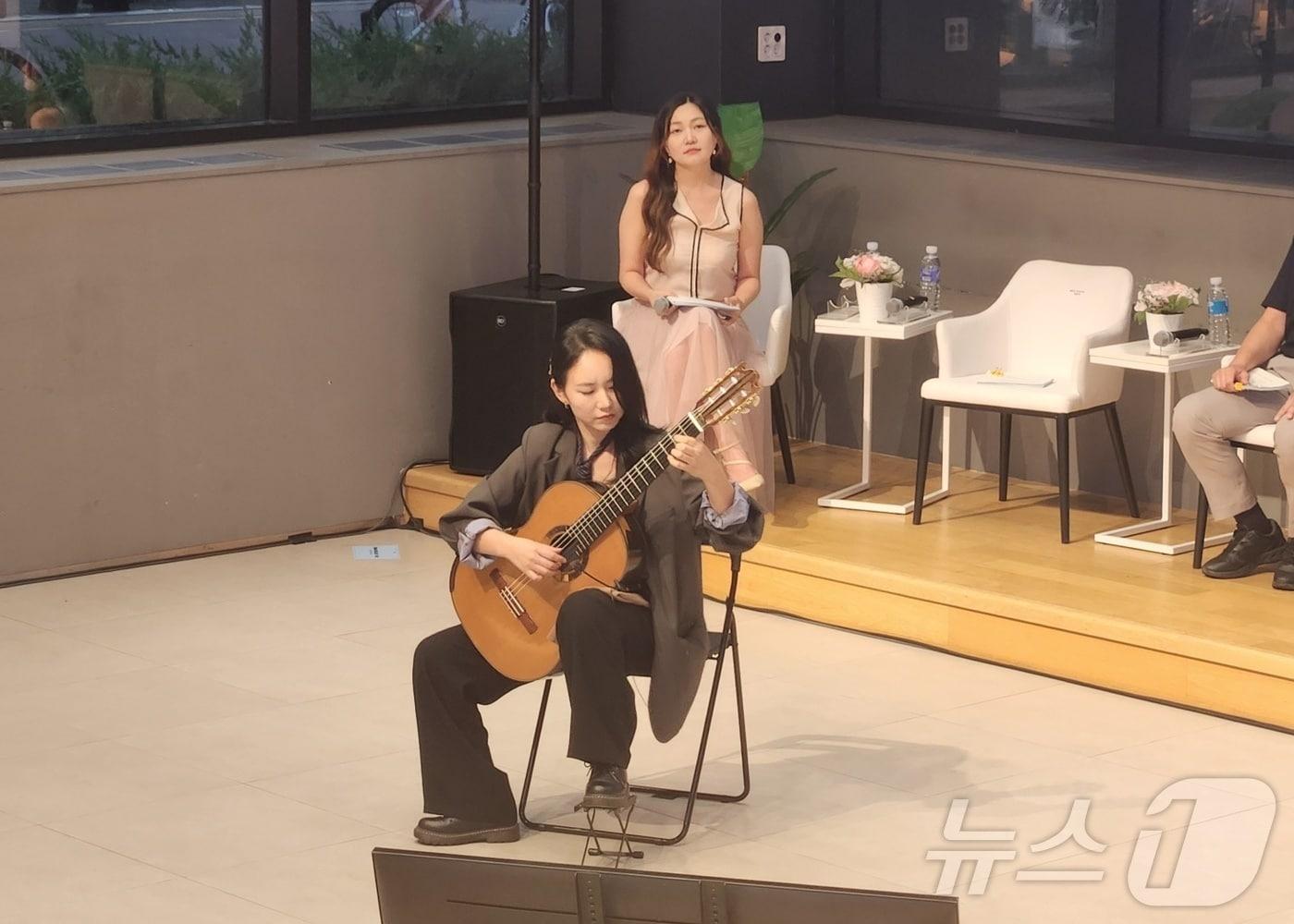 본문 이미지 - 26일 서울 성수동 KT&G 상상플래닛에서 북한 이탈주민 기타리스트 유은지 씨(27)가 통일부 주최로 열린 제1차 '북한 인권 상호대화' 콘서트에서 기타 연주를 하고 있는 모습.  2024.7.26/뉴스1 ⓒ News1 유민주 기자