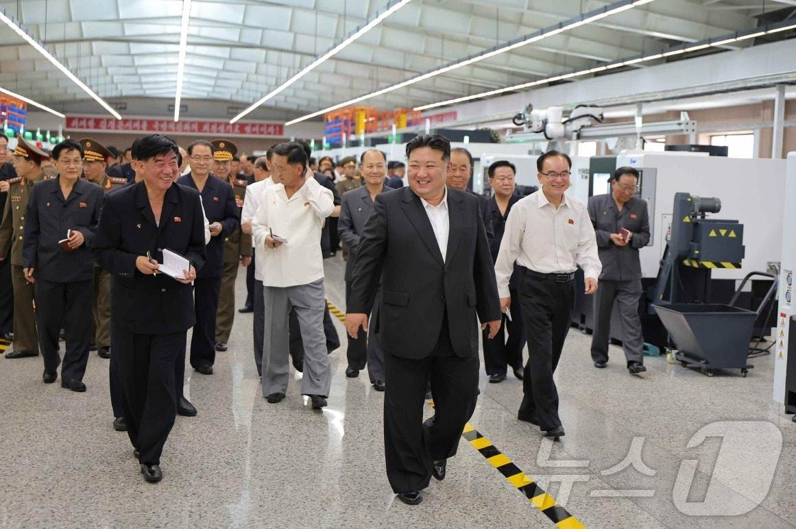 본문 이미지 - (평양 노동신문=뉴스1) = 북한 노동당 기관지 노동신문은 3일 "김정은 동지께서 지난 2일 국방공업기업소를 돌아보시었다"라고 보도했다.[국내에서만 사용가능. 재배포 금지. DB 금지. For Use Only in the Republic of Korea. Redistribution Prohibited] rodongphoto@news1.kr