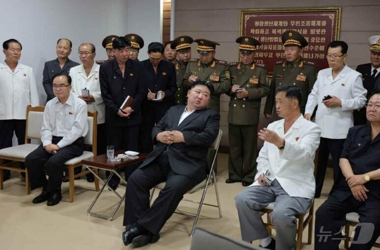 본문 이미지 - (평양 노동신문=뉴스1) =조용원 노동당 비서(가장 왼쪽)와 김덕훈 내각총리가 '김일성·김정일 배지'를 착용하고 김정은 총비서 양 옆에 앉아있다. [국내에서만 사용가능. 재배포 금지. DB 금지. For Use Only in the Republic of Korea. Redistribution Prohibited] rodongphoto@news1.kr