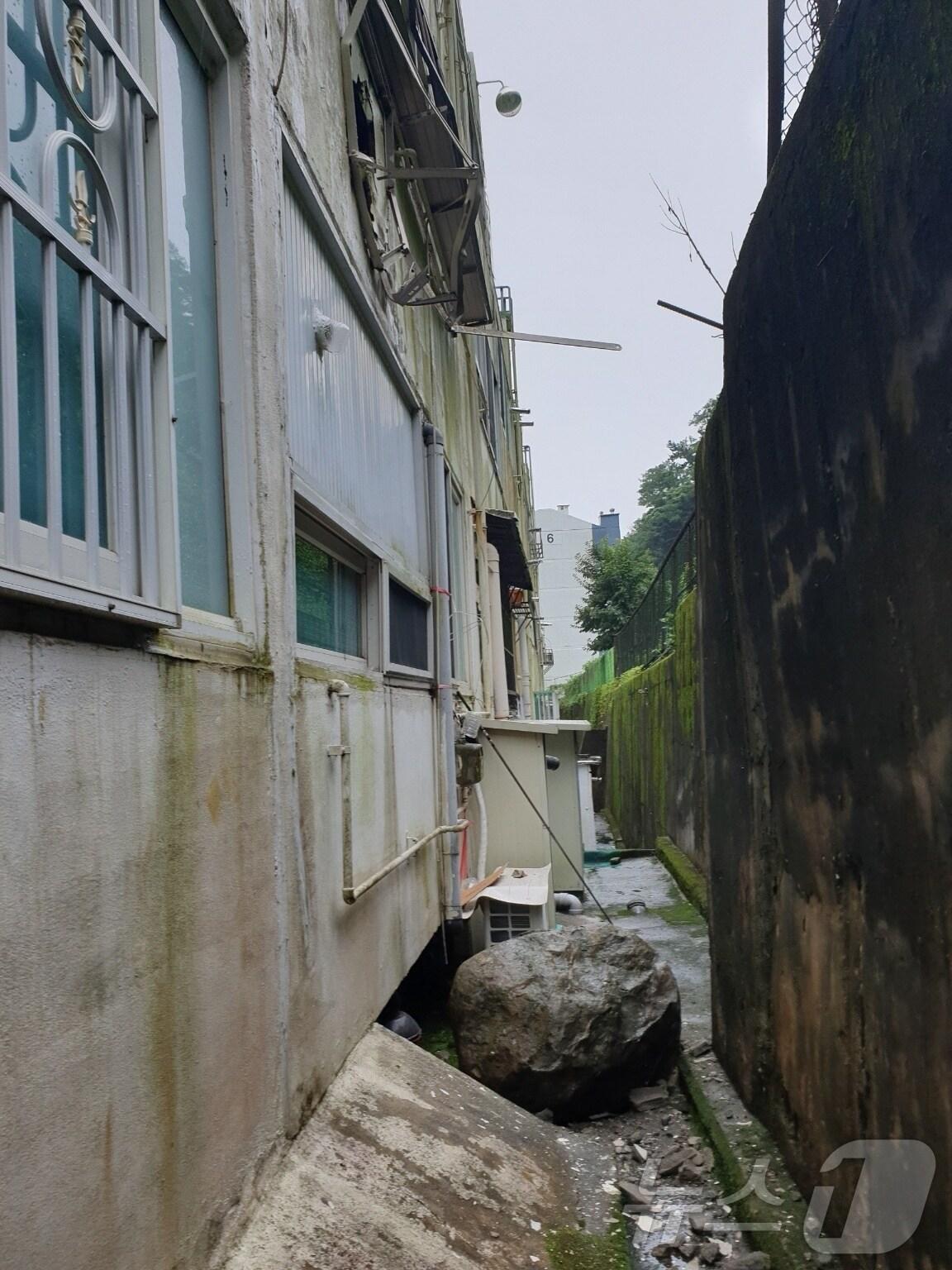 본문 이미지 - 2일 오후 2시쯤 부산 사하구 당리동 한 아파트 인근 야산에서 바위가 떨어졌다.(사하구청 제공)