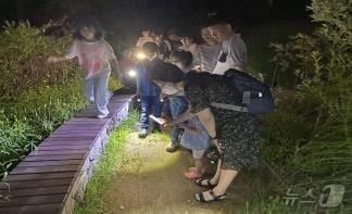 본문 이미지 - 아이들이 서울숲 '한여름밤의 곤충 이야기' 프로그램에 참여한 모습. (서울시 제공)ⓒ 뉴스1