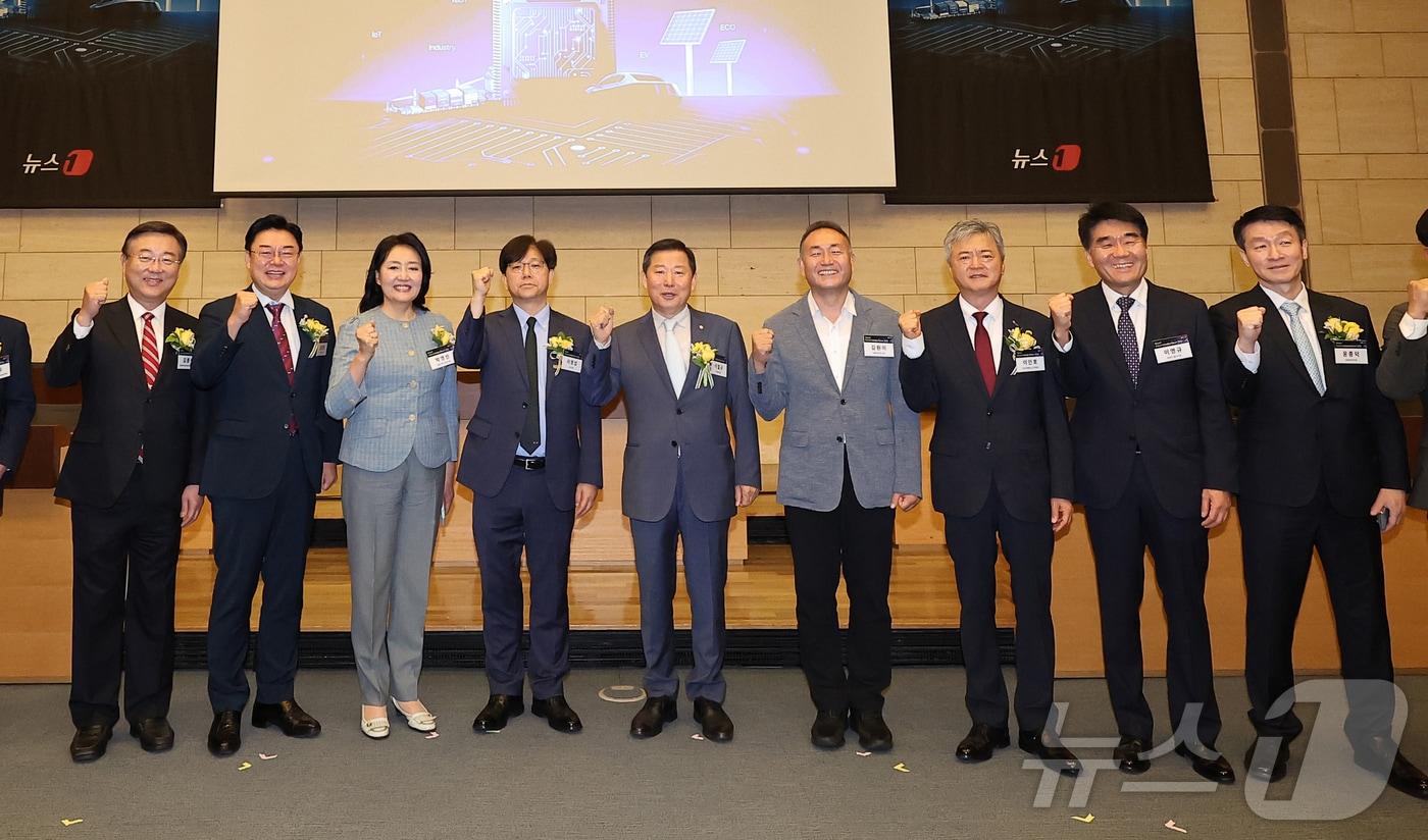 3일 서울 중구 대한상공회의소 의원회의실에서 열린 '뉴스1 미래산업포럼(NFIF) 2024'에서 주요 참석자들이 기념촬영을 하고 있다. 왼쪽부터 김종석 대통령직속 규제개혁위원회 공동위원장, 김성원 국민의힘 의원, 박영선 전 중소벤처기업부 장관, 이영섭 뉴스1 대표, 이철규 국회 산업통상자원중소벤처기업위원회 위원장, 김원이 더불어민주당 의원, 이인호 한국무역협회 상근부회장. 이영규 현대자동차그룹 부사장, 윤종덕 삼성전자 부사장. 2024.7.3/뉴스1 ⓒ News1 김성진 기자