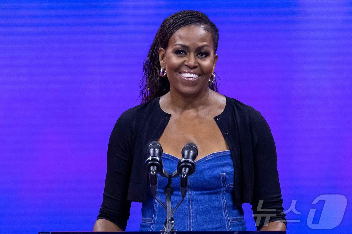 오바마 전 대통령의 부인 미셸 오바마가 2023년 8월 28일(현지시간) 뉴욕 USTA 빌리 진 킹 국립테니스센터에서 열린 2023 US 오픈 테니스 대회 개막식에서 연설하고 있다. 2023.08.28. ⓒ AFP=뉴스1 ⓒ News1 조유리 기자