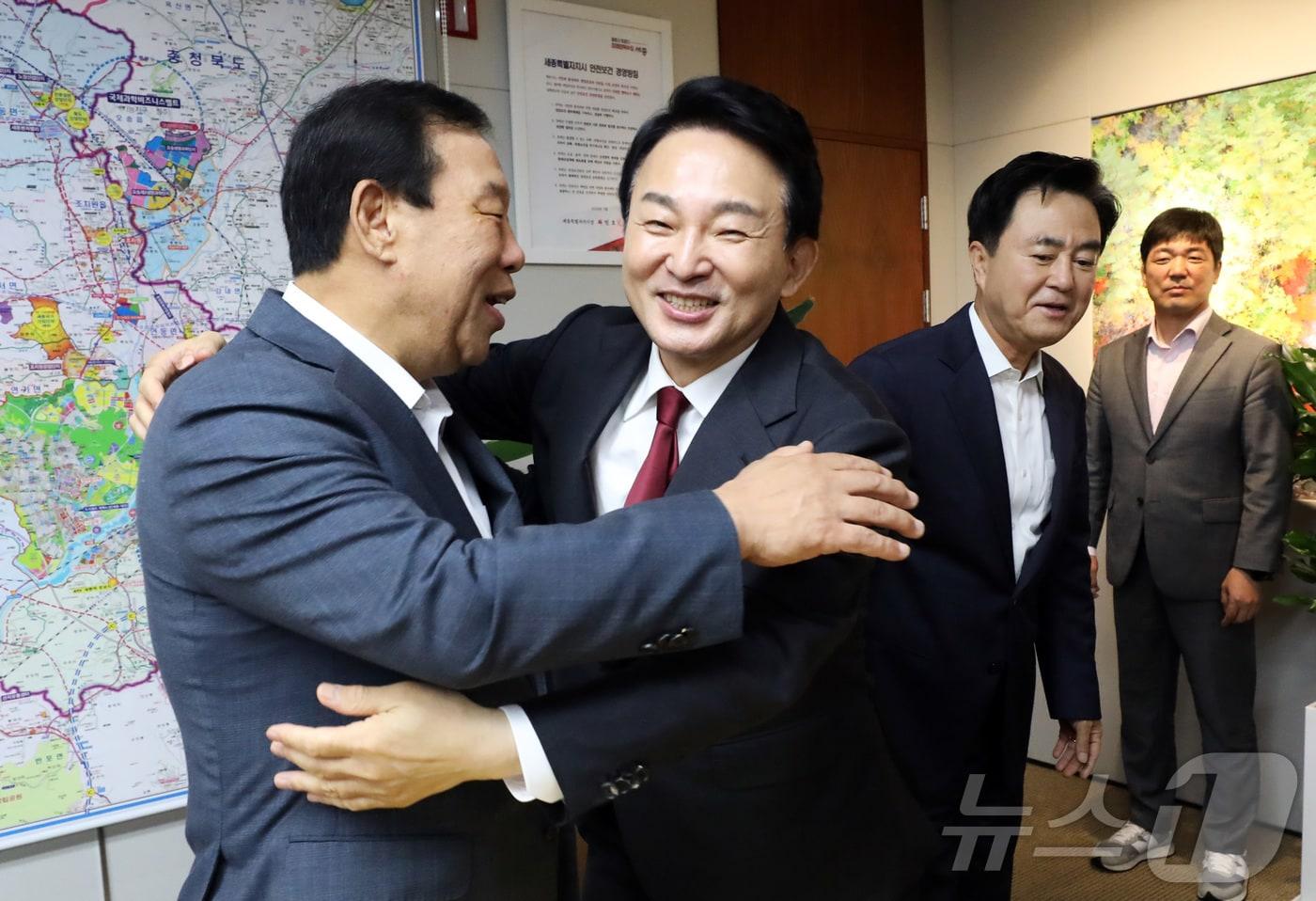 국민의힘 당대표에 출마한 원희룡 후보가 3일 세종시 보람동 세종시청을 방문하여 최민호 세종시장과 포옹하며 인사하고 있다. 2024.7.3/뉴스1 ⓒ News1 김기남 기자