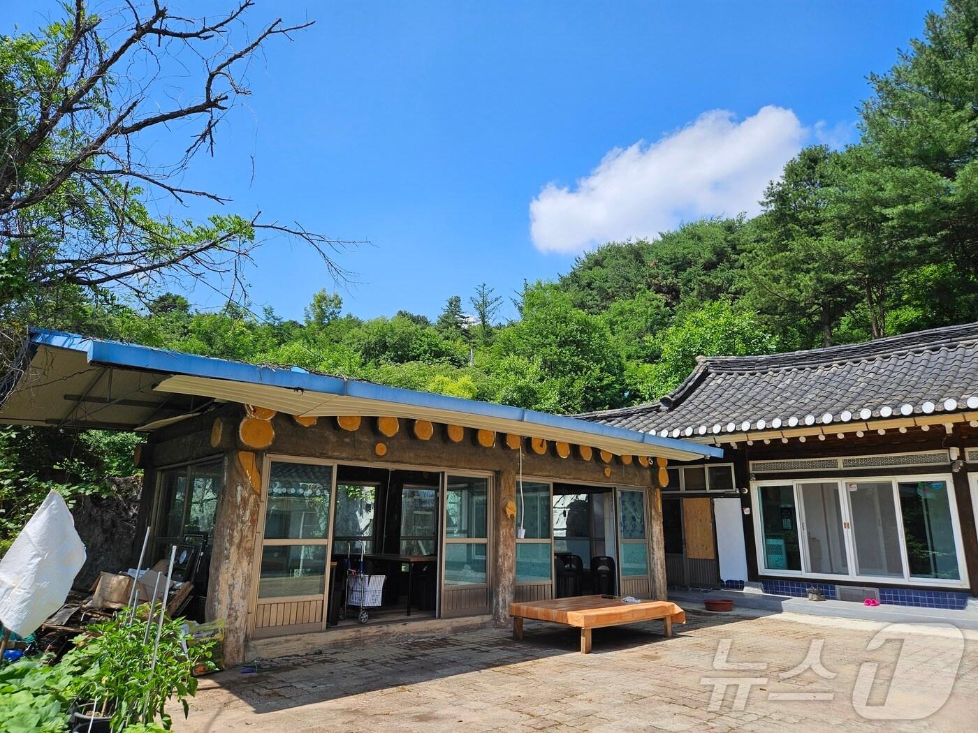 본문 이미지 - A 씨가 개업하려던 식당부지의 불법증축물. 이 곳은 녹지보전지역으로 선정돼 음식점으로 용도를 변경하기 위해선 불법증축물을 철거하고 도면 설계를 변경해야 한다.2024.7.1/뉴스1 이재규 기자