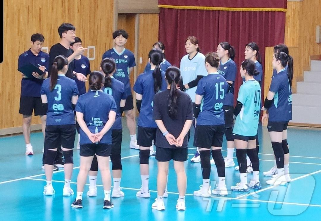 본문 이미지 - GS칼텍스 이영택 감독(왼쪽)이 2일 강릉여고에서 진행된 연습경기에서 선수들과 대화하고 있다. ⓒ News1 이재상 기자