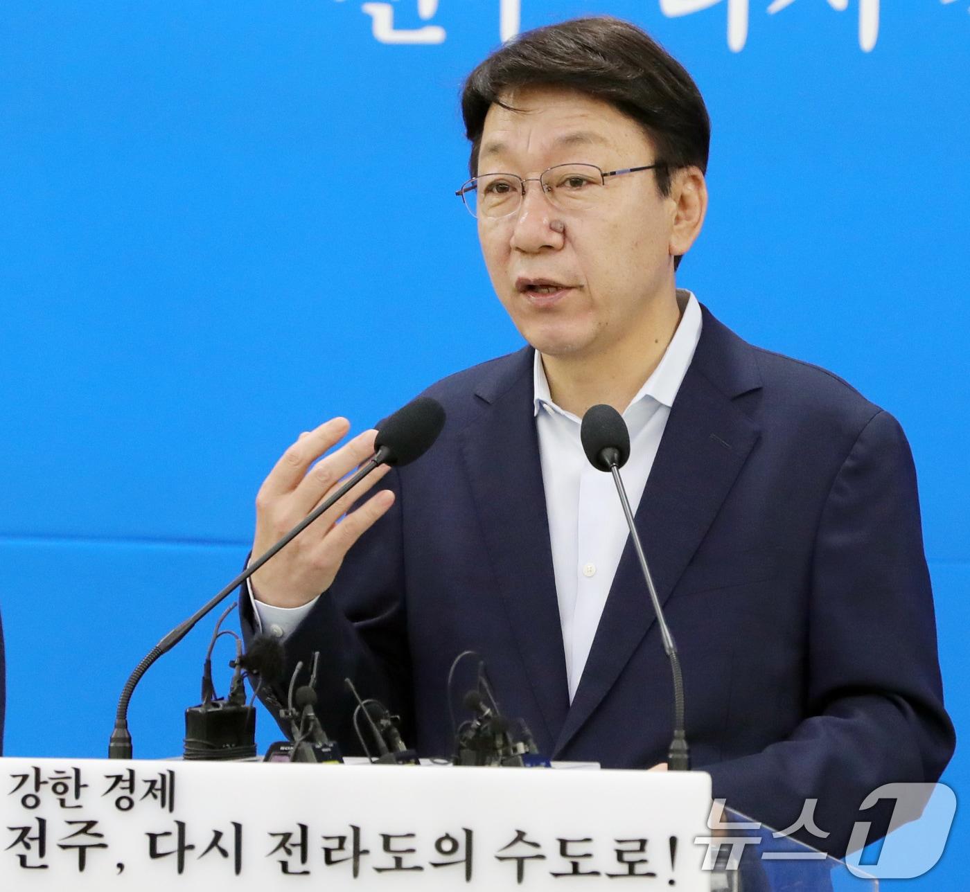 본문 이미지 - 우범기 전주시장이 3일 전북자치도 전주시 전주시청에서 민선 8기 2주년 기자회견을 열고 질의에 답변을 하고 있다. 2024.7.3/뉴스1 ⓒ News1 유경석 기자