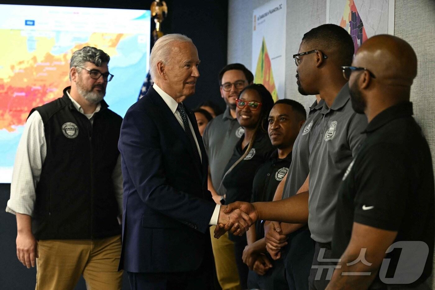 본문 이미지 - 조 바이든 미국 대통령이 2일 (현지시간) 워싱턴 긴급 상황실을 방문해 직원들과 악수를 하고 있다. 2024.07.03 ⓒ AFP=뉴스1 ⓒ News1 우동명 기자