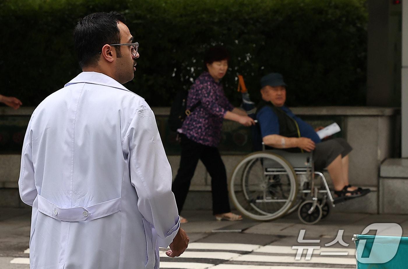 의대 증원 문제를 놓고 의정갈등이 이어지고 있는 3일 오전 서울 송파구 서울아산병원에서 의료진이 이동하고 있다. 2024.7.3/뉴스1 ⓒ News1 김진환 기자