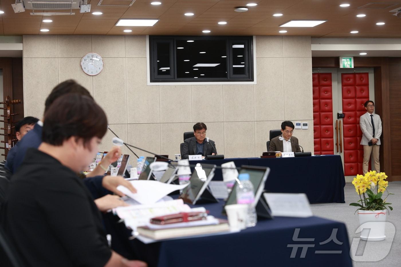 본문 이미지 - 민선 8기 후반기를 맞이한 강원 영월군이 지난 2일 군청 대회의실에서 ‘새로운 도약 희망찬 미래, 다시 영월’이라는 주제로, 민선 7기부터 민선 8기 전반기까지 이어진 6년간의 성과와 향후계획을 논의하는 자리를 가졌다. (영월군 제공) 2024.7.3/뉴스1